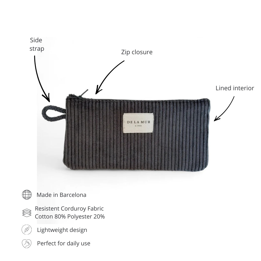 DE LA MUR Boni eyewear case features: side strap, zip closure and lined interior