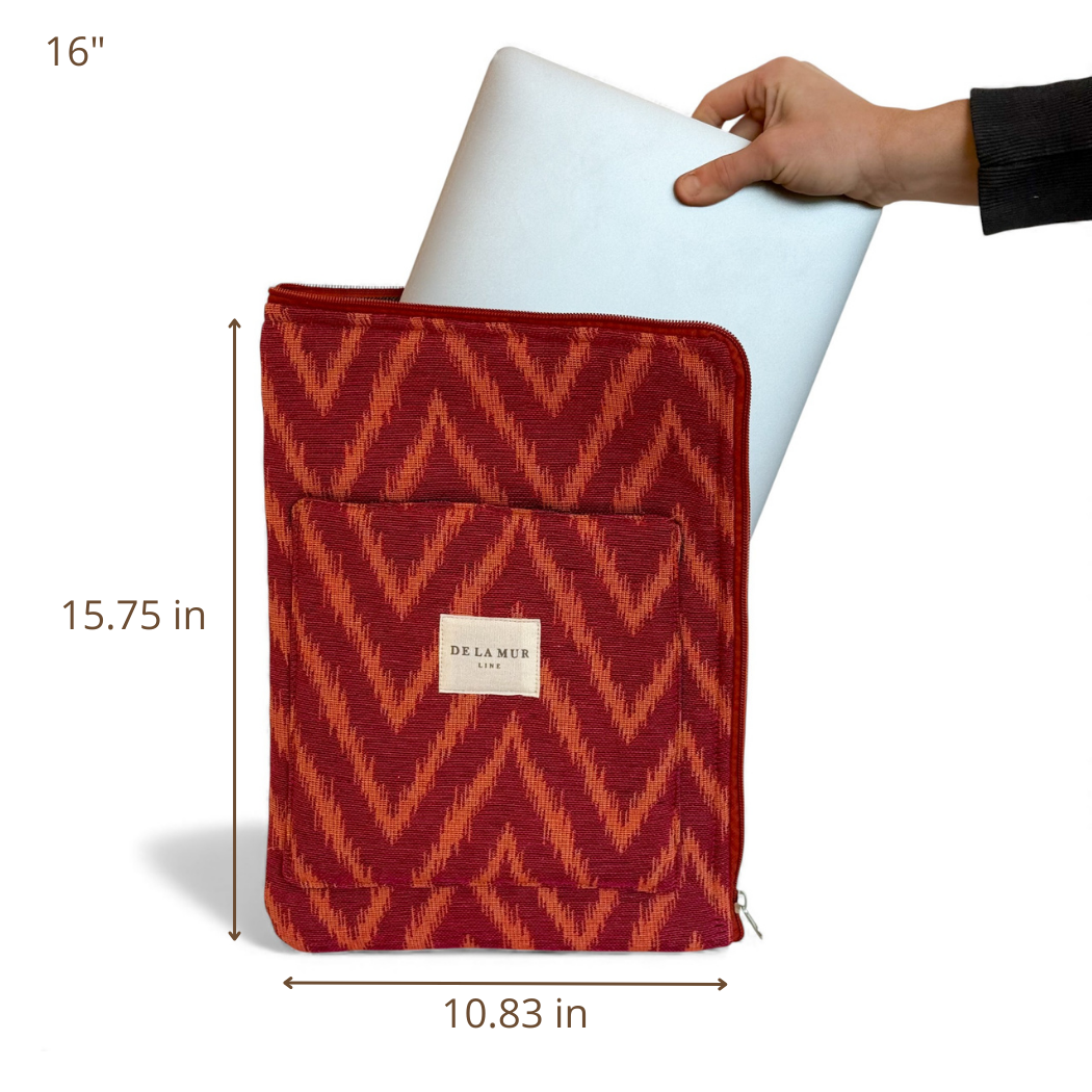 DE LA MUR Fuego laptop bag 16 inch size diagram, 15.75 by 10.83 inches