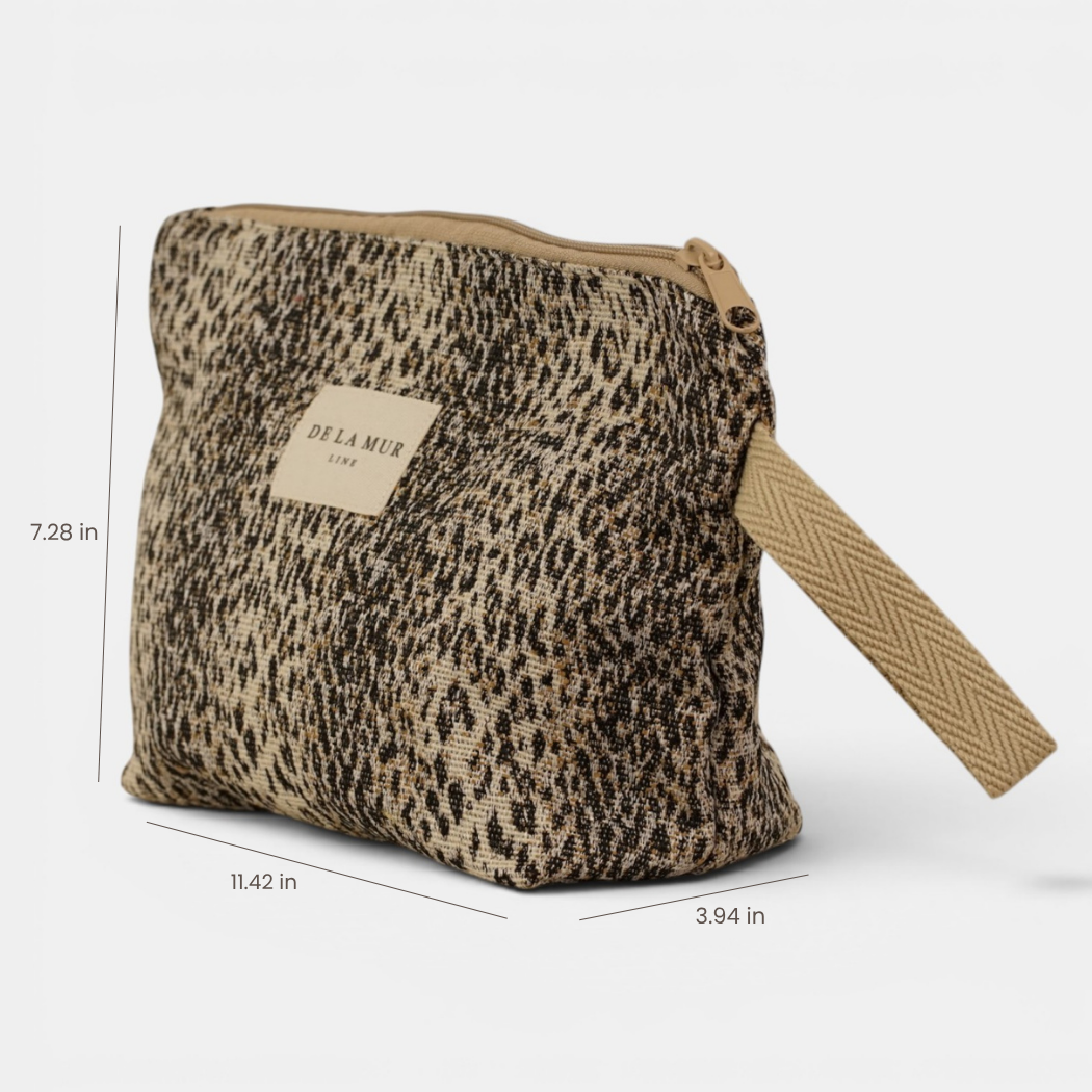 DE LA MUR Leo leopard makeup bag, three-quarter view with 11.42x7.28x3.94 in dimensions