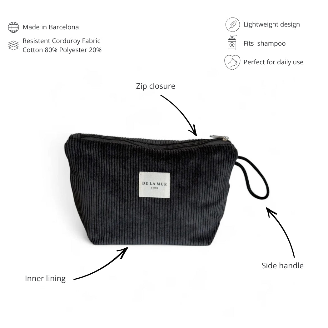 DE LA MUR Boni pouch infographic showing zip closure and side handle