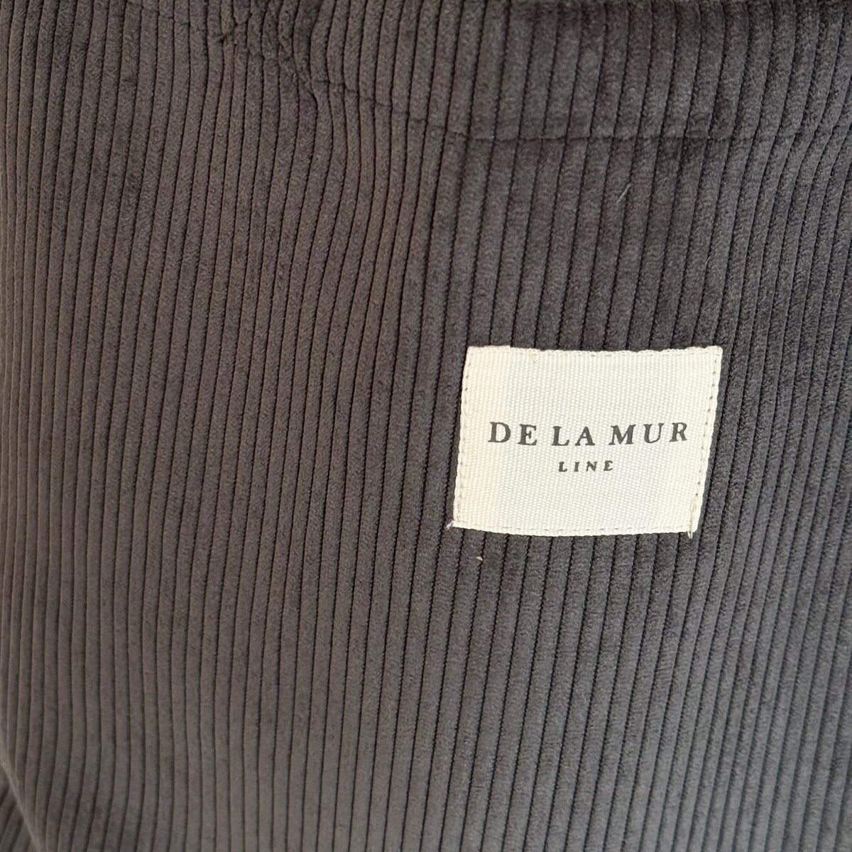 Close-up of the gray corduroy fabric and DE LA MUR Line label on the Boni tote