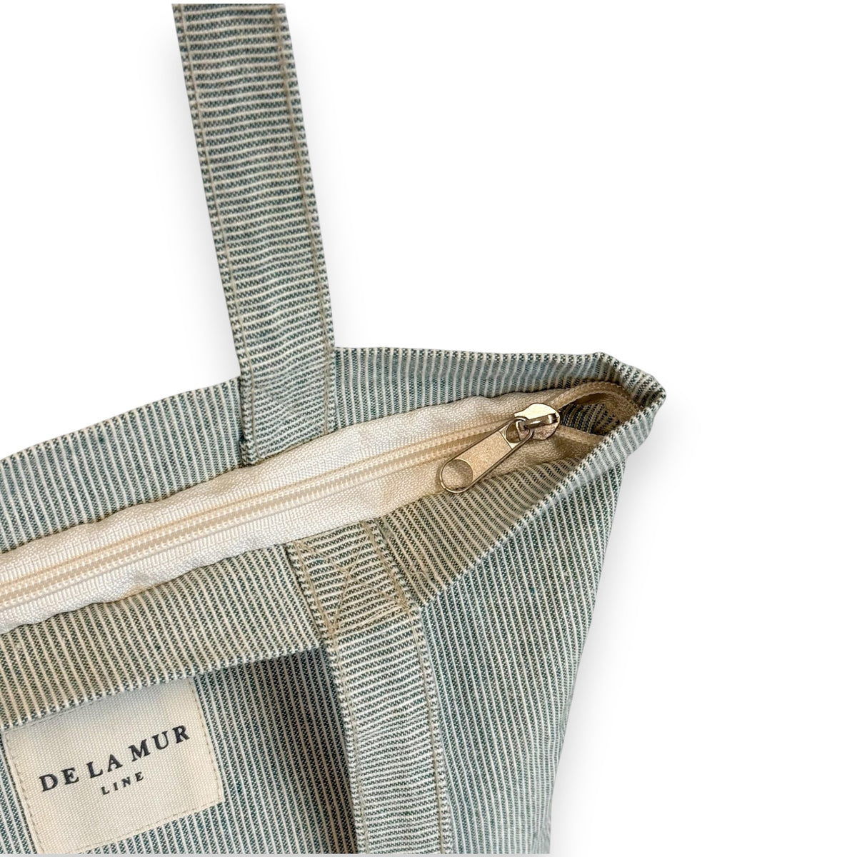 Open DE LA MUR Teo tote showing the zip closure and Line label