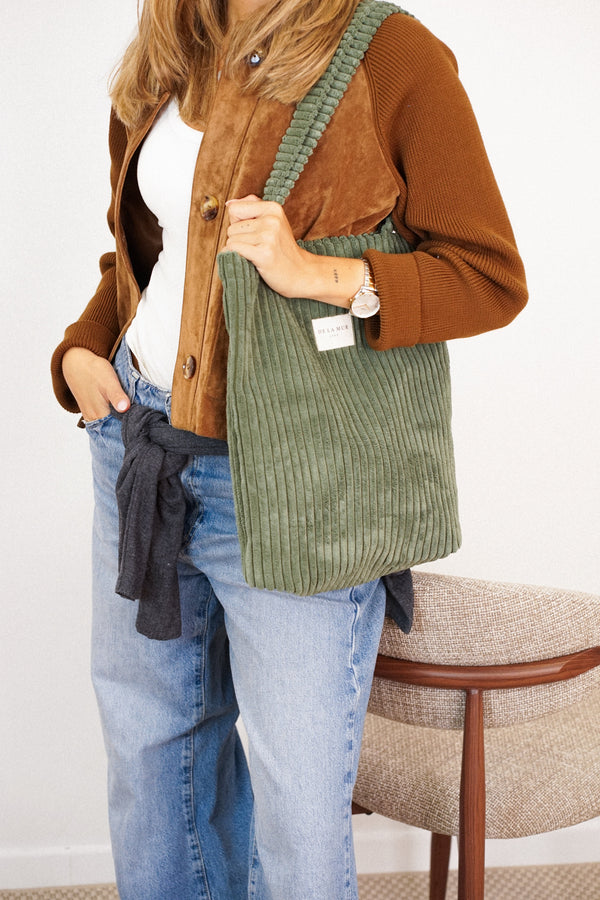 DE LA MUR Musgo olive green corduroy bag worn on the shoulder, on-model view