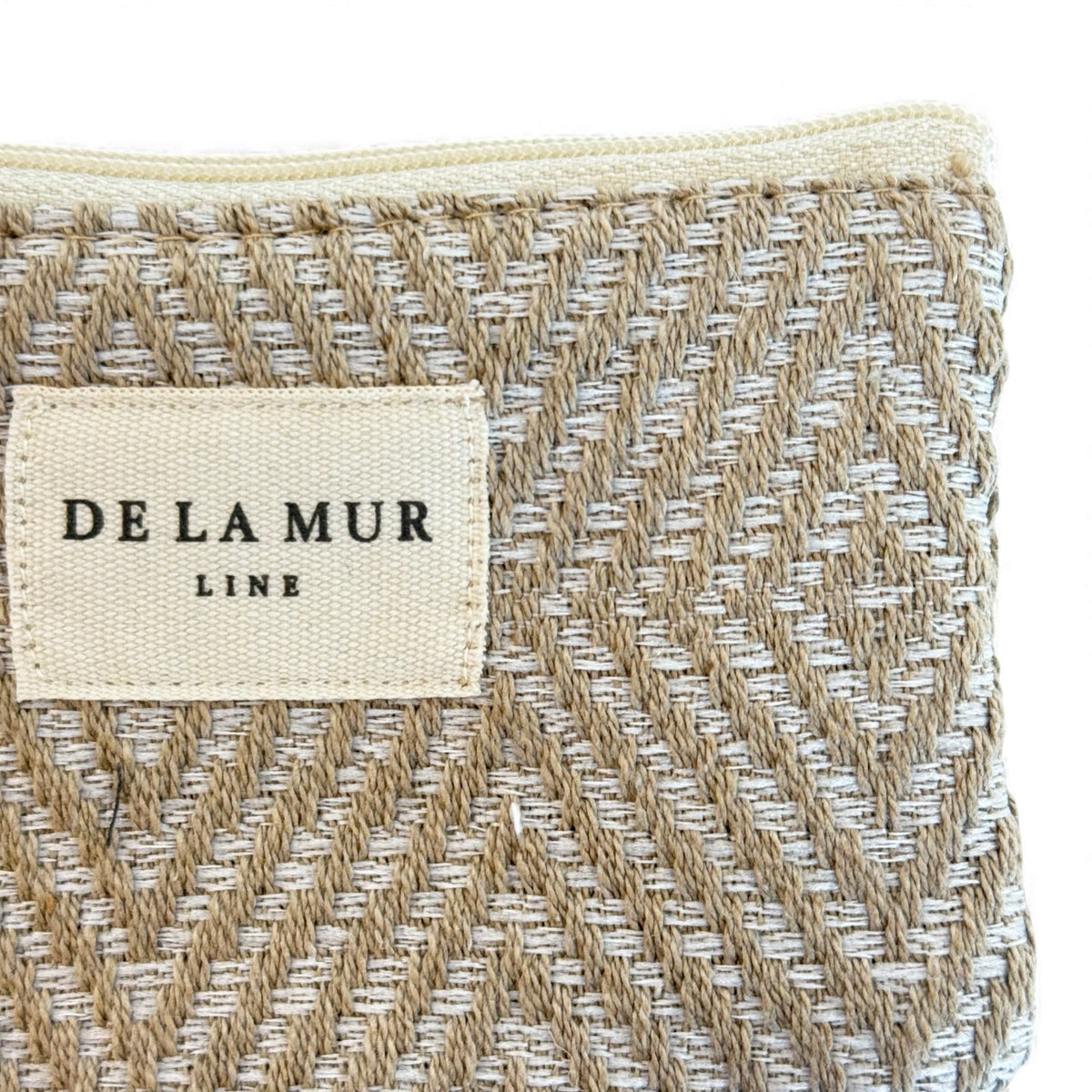 Close-up of the DE LA MUR Line label on the Arena jacquard coin purse