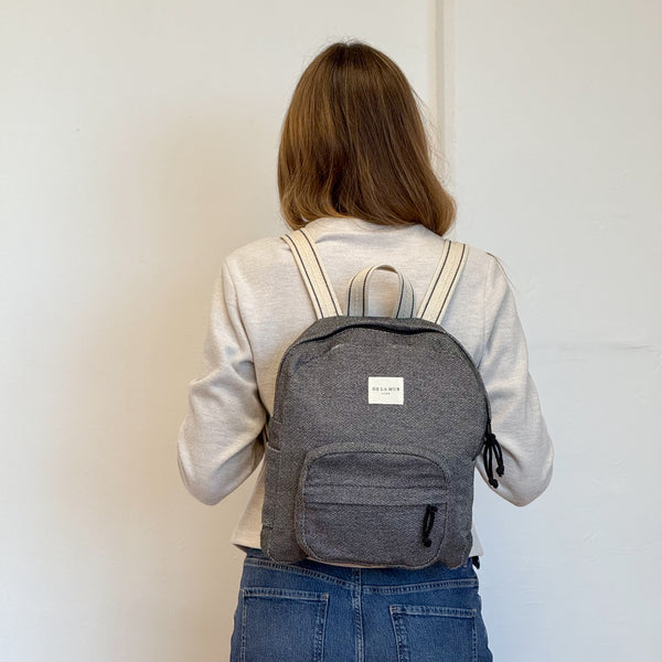 Model with the DE LA MUR Geometric Jacquard Backpack – Navy & Cream (Sinay)