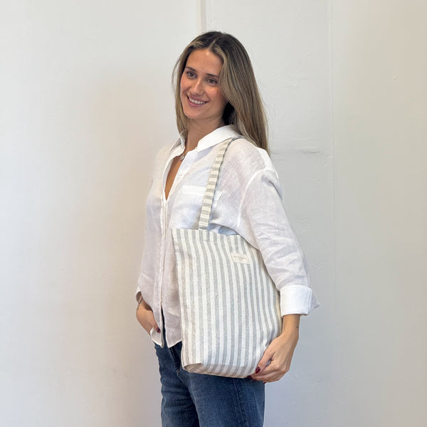 Model with the DE LA MUR Striped Medium Zippered Tote Bag – Ecru & Gray (Lugris)