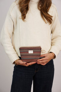 Model holding DE LA MUR zigzag jacquard small makeup bag (Fron)