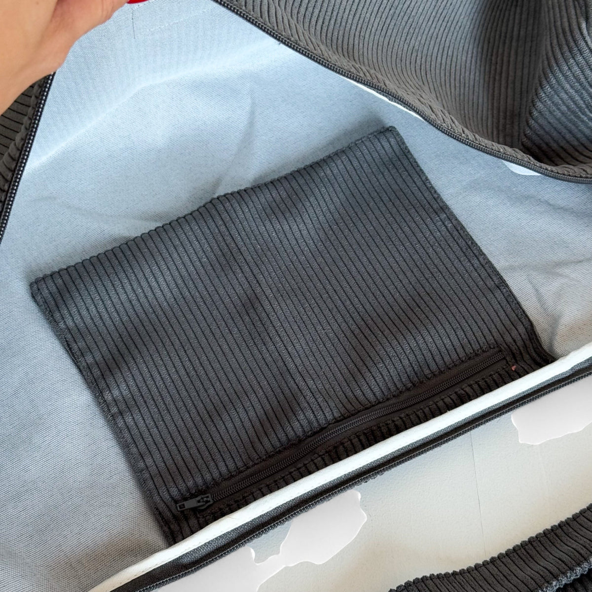 Open DE LA MUR Boni gray yoga mat bag showing the inner zip pocket and lining